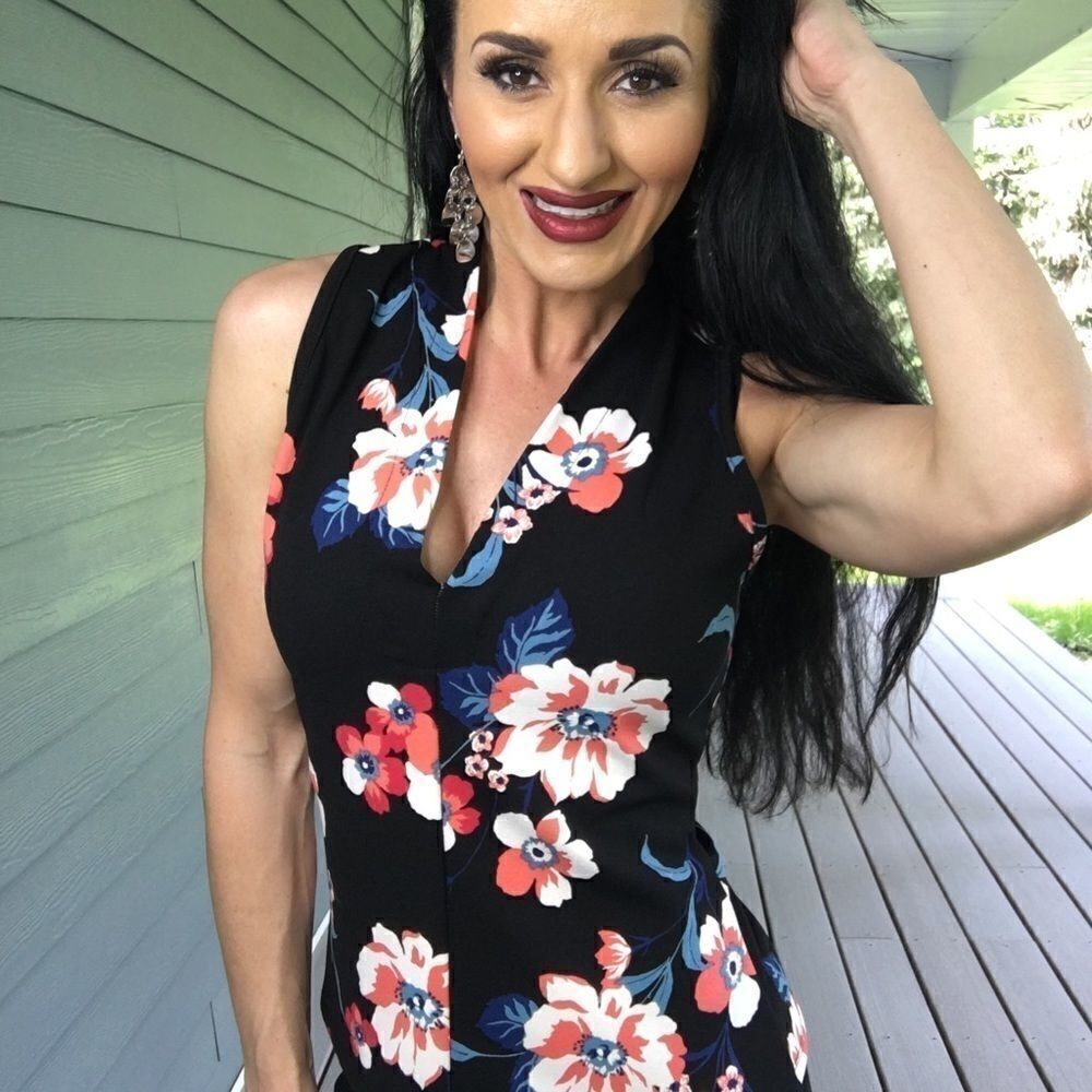 New SLEEVELESS TOP WITH A FLOWER PRINT black